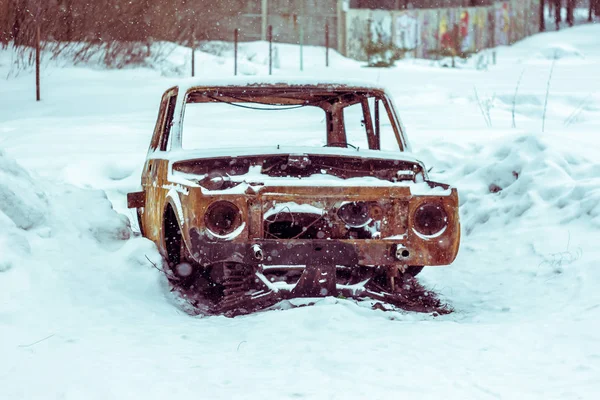 Velho Carro Enferrujado Quebrado Abandonado Neve Floresta Inverno Russa Abaixo — Fotografia de Stock