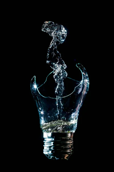 Kreative Kaputte Glühbirne Mit Kunst Wasserbrunnen Auf Isoliertem Schwarzem Hintergrund — Stockfoto