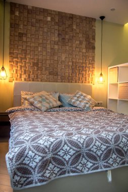 Modern ev iç yatak oda dekor öğeleri ve yatak ve yastıklar ile boş bir daire lüks mobilya parçalarını