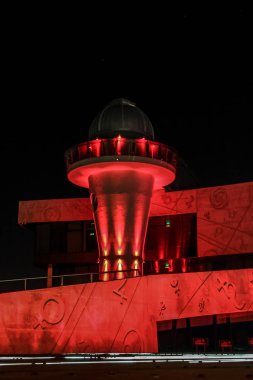 Rusya, Yaroslavl - 22 Ağustos 2012: gece şehir manzara planetaryum Tereshkova çok renkli aydınlatma ve fütüristik tasarımı ile uzun pozlama fotoğraf makinesi tripod üzerinde ateş.