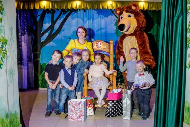 Rusya, Yaroslavl - 03 Şubat 2017: mutlu çocuk doğum günü kutlaması, grup tarzı giyinmiş eski Rus peri masalı animatör kızla yarışmalar ve oyunlar büyük odada kiler ve soba ile.