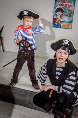 Rusya, Yaroslavl - 17 Şubat 2018: mutlu bir doğum günü kutlaması, çocukların grup giyinmiş bir animatör korsanlarla tarzında, yarışmalar ve kabarcıklar oyna Oyunlar loft tarzı ile büyük bir odada