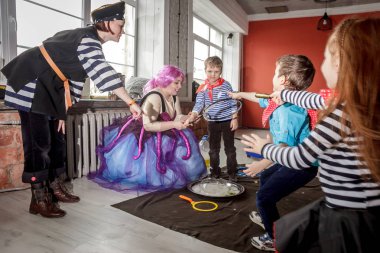 Rusya, Yaroslavl - 17 Şubat 2018: mutlu bir doğum günü kutlaması, çocukların grup giyinmiş bir animatör korsanlarla tarzında, yarışmalar ve kabarcıklar oyna Oyunlar loft tarzı ile büyük bir odada