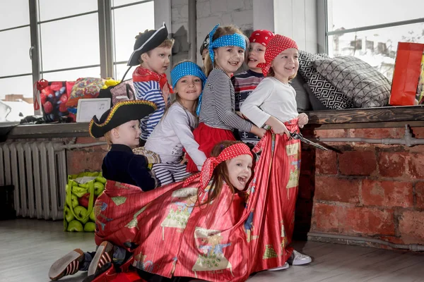 Rosja Yaroslavl Lutego 2018 Happy Grupę Dzieci Obchody Urodzin Ubrany — Zdjęcie stockowe