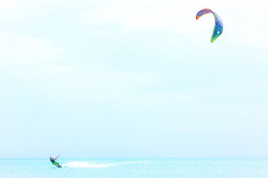 cesur adam uçurtma rüzgar tarafından parlak güneşli bir günde açtı onun elinde bir yelken kanat Karadeniz'e yelken. duyuru köyü. tonda, instagram ve kopya alanı.