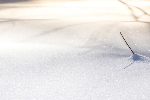 Vacker Bakgrund Snowy Hill Vårsolen Strålar Med Variabelt Fokus Och — Stockfoto