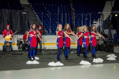 Rusya, Yaroslavl - 14 Temmuz 2017: Bir grup insan spor Buz Sarayı 