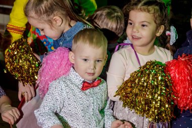 Rusya, Yaroslavl - 03 Şubat 2017: mutlu çocuk doğum günü kutlaması, grup tarzı giyinmiş eski Rus peri masalı animatör kızla yarışmalar ve oyunlar büyük odada kiler ve soba ile.