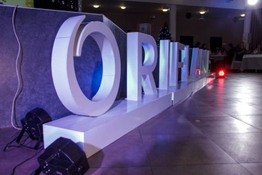 Rusya, Yaroslavl - 27 Aralık 2016: Kurumsal şirket Oriflame önde gelen ve satış ve yeni yıl, yıl sonu vesilesiyle bir sürü insan ile dans.