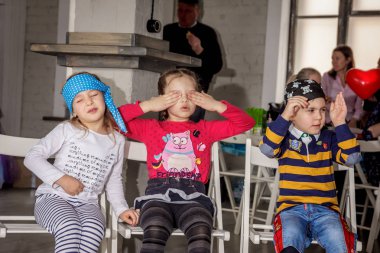 Rusya, Yaroslavl - 17 Şubat 2018: mutlu bir doğum günü kutlaması, çocukların grup giyinmiş bir animatör korsanlarla tarzında, yarışmalar ve kabarcıklar oyna Oyunlar loft tarzı ile büyük bir odada