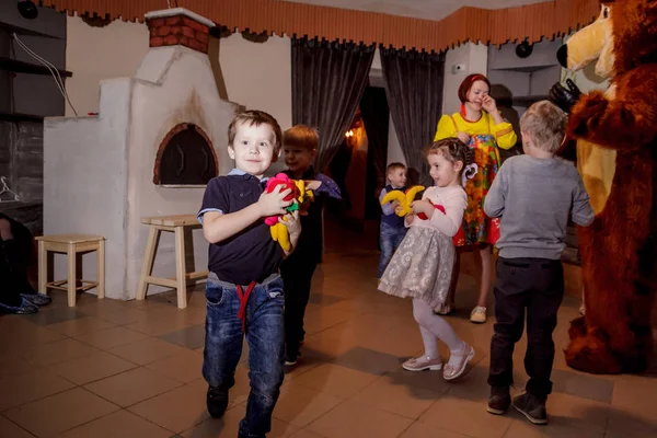 Rusia Yaroslavl Feb 2017 Feliz Grupo Niños Celebración Del Cumpleaños — Foto de Stock