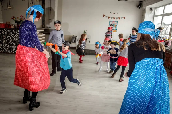 Rússia Yaroslavl Fev 2018 Grupo Feliz Crianças Uma Celebração Aniversário — Fotografia de Stock