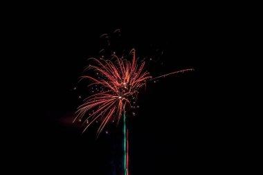 kalabalık şenlikli multi renk fireworks yalıtılmış zemin gece siyah gökyüzünün üzerine yaz kampında şehir dışında