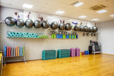 boş spor fitness ve vücut geliştirme fitness ekipmanları ile bir
