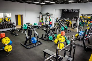 boş spor fitness ve vücut geliştirme fitness ekipmanları ile bir