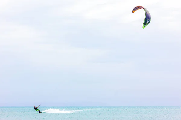 Moedige Man Kite Zeilen Aan Zwarte Zee Met Vleugel Van — Stockfoto