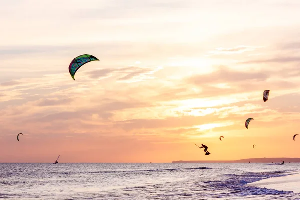 Extreme Groep Van Professionele Kiters Dia Golven Springt Lucht Zwarte — Stockfoto