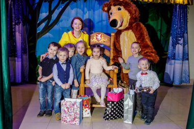 Rusya, Yaroslavl - 03 Şubat 2017: mutlu çocuk doğum günü kutlaması, grup tarzı giyinmiş eski Rus peri masalı animatör kızla yarışmalar ve oyunlar büyük odada kiler ve soba ile.