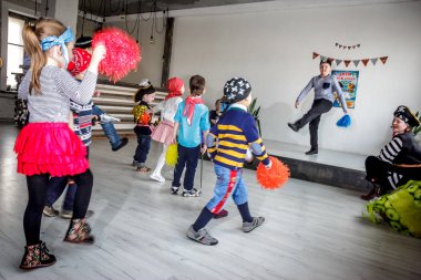 Rusya, Yaroslavl - 17 Şubat 2018: mutlu bir doğum günü kutlaması, çocukların grup giyinmiş bir animatör korsanlarla tarzında, yarışmalar ve kabarcıklar oyna Oyunlar loft tarzı ile büyük bir odada