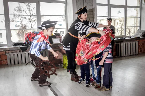 ロシア ヤロスラーヴリ 2018 幸せな誕生日のお祝いに子供たちのグループは アニメーターと海賊のスタイルに身を包んだ コンテストや泡付きロフト スタイルの部屋でゲームをプレイ — ストック写真