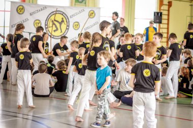 Rusya, Yaroslavl - 19 Mayıs. 2018: bir grup insan Capoeira içinde belgili tanımlık jimnastik salonu yarışmadan önce ısınmak dahil.