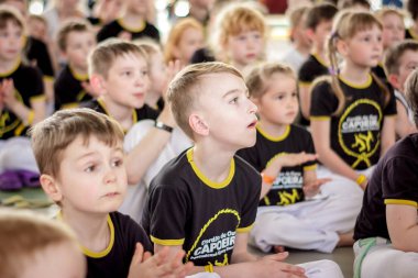 Rusya, Yaroslavl - 19 Mayıs. 2018: bir grup insan Capoeira içinde belgili tanımlık jimnastik salonu yarışmadan önce ısınmak dahil.