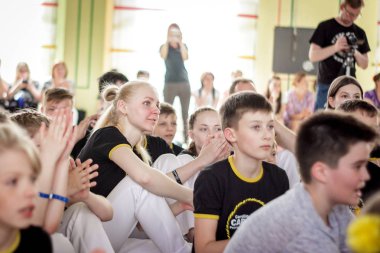 Rusya, Yaroslavl - 19 Mayıs. 2018: bir grup insan Capoeira içinde belgili tanımlık jimnastik salonu yarışmadan önce ısınmak dahil.