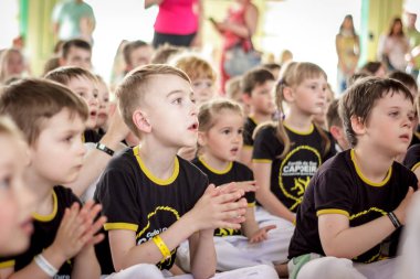 Rusya, Yaroslavl - 19 Mayıs. 2018: bir grup insan Capoeira içinde belgili tanımlık jimnastik salonu yarışmadan önce ısınmak dahil.