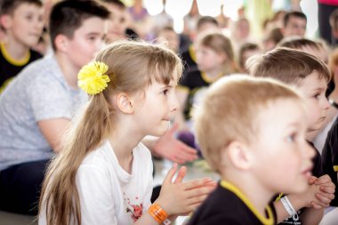 Rusya, Yaroslavl - 19 Mayıs. 2018: bir grup insan Capoeira içinde belgili tanımlık jimnastik salonu yarışmadan önce ısınmak dahil.