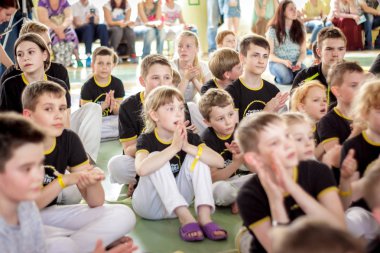 Rusya, Yaroslavl - 19 Mayıs. 2018: bir grup insan Capoeira içinde belgili tanımlık jimnastik salonu yarışmadan önce ısınmak dahil.