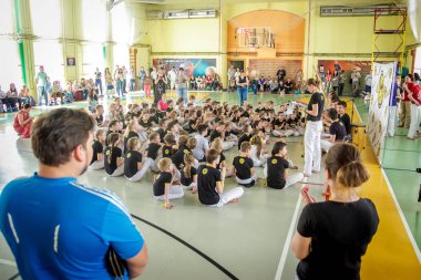 Rusya, Yaroslavl - 19 Mayıs. 2018: bir grup insan Capoeira içinde belgili tanımlık jimnastik salonu yarışmadan önce ısınmak dahil.