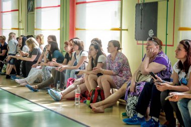 Rusya, Yaroslavl - 19 Mayıs. 2018: bir grup insan Capoeira içinde belgili tanımlık jimnastik salonu yarışmadan önce ısınmak dahil.