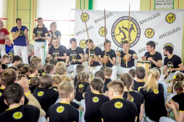 Rusya, Yaroslavl - 19 Mayıs. 2018: bir grup insan Capoeira içinde belgili tanımlık jimnastik salonu yarışmadan önce ısınmak dahil.