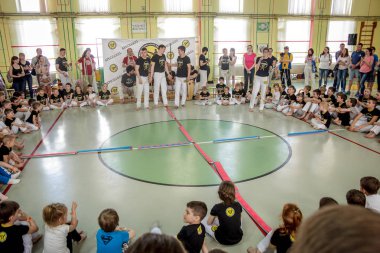 Rusya, Yaroslavl - 19 Mayıs. 2018: bir grup insan Capoeira içinde belgili tanımlık jimnastik salonu yarışmadan önce ısınmak dahil.