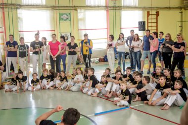 Rusya, Yaroslavl - 19 Mayıs. 2018: bir grup insan Capoeira içinde belgili tanımlık jimnastik salonu yarışmadan önce ısınmak dahil.