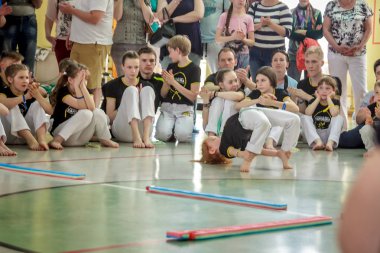Rusya, Yaroslavl - 19 Mayıs. 2018: bir grup insan Capoeira içinde belgili tanımlık jimnastik salonu yarışmadan önce ısınmak dahil.