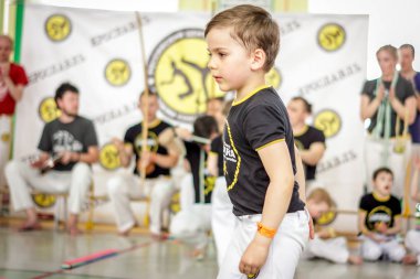 Rusya, Yaroslavl - 19 Mayıs. 2018: bir grup insan Capoeira içinde belgili tanımlık jimnastik salonu yarışmadan önce ısınmak dahil.