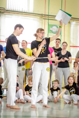 Rusya, Yaroslavl - 19 Mayıs. 2018: bir grup insan Capoeira içinde belgili tanımlık jimnastik salonu yarışmadan önce ısınmak dahil.