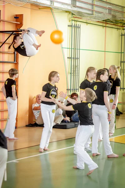 Rússia Yaroslavl Maio 2018 Grupo Pessoas Envolvidas Capoeira Ginásio Aquecem — Fotografia de Stock