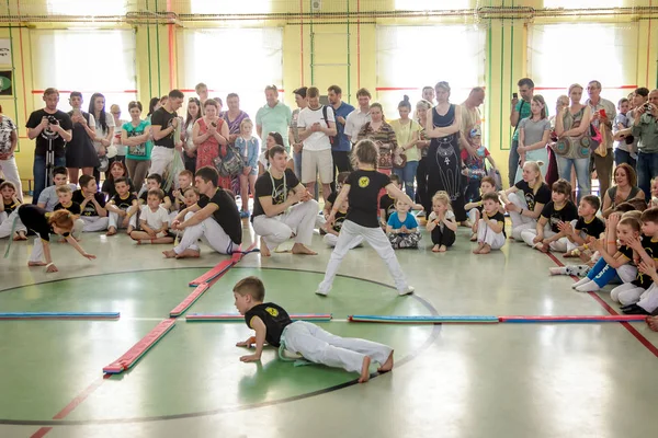 Rússia Yaroslavl Maio 2018 Grupo Pessoas Envolvidas Capoeira Ginásio Aquecem — Fotografia de Stock