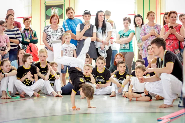 Rússia Yaroslavl Maio 2018 Grupo Pessoas Envolvidas Capoeira Ginásio Aquecem — Fotografia de Stock