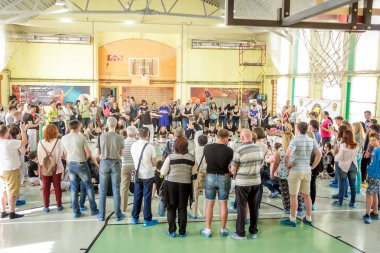 Rusya, Yaroslavl - 19 Mayıs. 2018: bir grup insan Capoeira içinde belgili tanımlık jimnastik salonu yarışmadan önce ısınmak dahil.