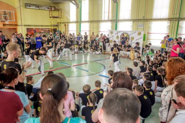 Rusya, Yaroslavl - 19 Mayıs. 2018: bir grup insan Capoeira içinde belgili tanımlık jimnastik salonu yarışmadan önce ısınmak dahil.