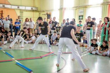 Rusya, Yaroslavl - 19 Mayıs. 2018: bir grup insan Capoeira içinde belgili tanımlık jimnastik salonu yarışmadan önce ısınmak dahil.