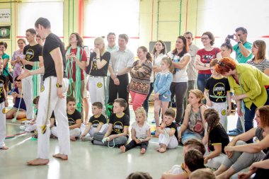Rusya, Yaroslavl - 19 Mayıs. 2018: bir grup insan Capoeira içinde belgili tanımlık jimnastik salonu yarışmadan önce ısınmak dahil.