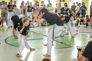 Rusya, Yaroslavl - 19 Mayıs. 2018: bir grup insan Capoeira içinde belgili tanımlık jimnastik salonu yarışmadan önce ısınmak dahil.