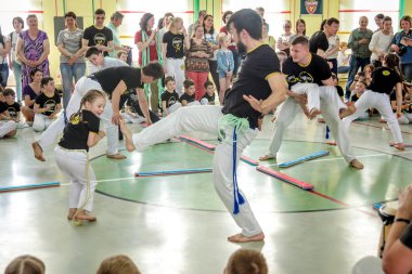 Rusya, Yaroslavl - 19 Mayıs. 2018: bir grup insan Capoeira içinde belgili tanımlık jimnastik salonu yarışmadan önce ısınmak dahil.