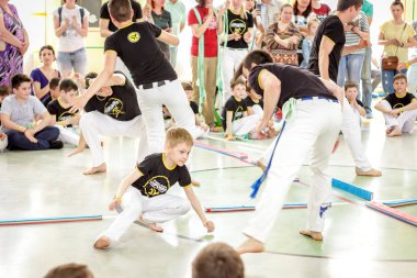 Rusya, Yaroslavl - 19 Mayıs. 2018: bir grup insan Capoeira içinde belgili tanımlık jimnastik salonu yarışmadan önce ısınmak dahil.