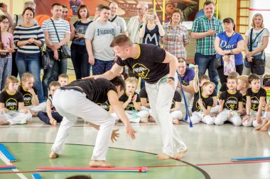 Rusya, Yaroslavl - 19 Mayıs. 2018: bir grup insan Capoeira içinde belgili tanımlık jimnastik salonu yarışmadan önce ısınmak dahil.