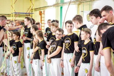 Rusya, Yaroslavl - 19 Mayıs. 2018: bir grup insan Capoeira içinde belgili tanımlık jimnastik salonu yarışmadan önce ısınmak dahil.